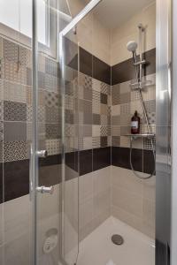La salle de bains est pourvue d'une douche avec une porte en verre. dans l'établissement Ti Massa - Petit cocon avec jardin à St Servan, à Saint-Malo