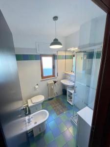 uma casa de banho com 2 lavatórios e 2 WC em Loft in centro vista Mare em Pescara