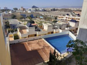 una vista aérea de un edificio con piscina en Apartamento en Águilas con amplia terraza y piscina, en Águilas
