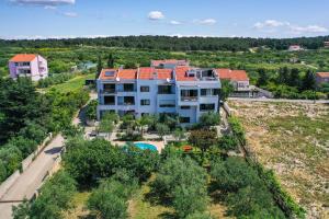 eine Luftansicht eines Hauses mit Pool in der Unterkunft Apartments Vallis Rabiosa in Zadar