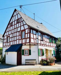 dom z muru pruskiego z ławką przed nim w obiekcie Ferienhaus Wagner w mieście Bernkastel-Kues