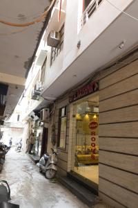 una tienda con un cartel en un lado de un edificio en The Nirvana By Urban Galaxy, en Amritsar
