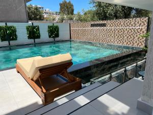 uma piscina com uma espreguiçadeira na varanda em Hotel Mare em Ksamil