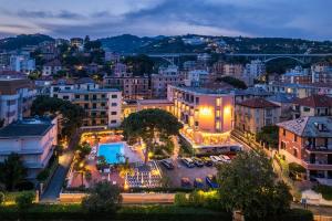 un paesaggio urbano di notte di Hotel San Michele a Celle Ligure