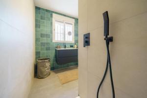 uma casa de banho com um chuveiro e um lavatório num quarto em Casa Feliç (10-12 personen) em Lloret de Mar