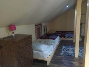 een slaapkamer met een bed en een ladekast erin bij The best view on Tbilisi in Tbilisi City