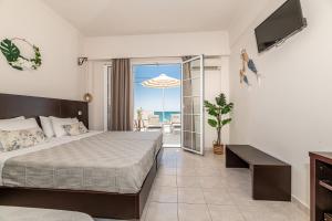 una camera con letto e vista sull'oceano di Mouria Studios & Apartments a Laganas
