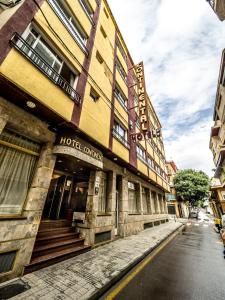 カレーリャにあるHOTEL CONTINENTALの建物のある通り沿いのホテル