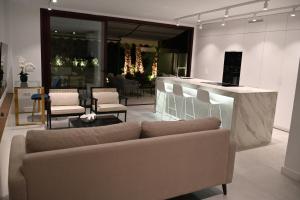 a living room with a couch and a bar at The Royal Garden by LUCIA DE SU in Santa Cruz de Tenerife