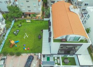 een uitzicht over de tuin met een oranje dak bij Moon suites in Antalya
