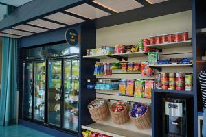 Supermarket nebo jiné obchody v  hotelu nebo okolí