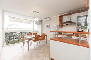 cocina y comedor con mesa y sillas en Apartment Darko en Split