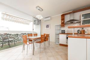 cocina y comedor con mesa y sillas en Apartment Darko, en Split
