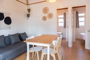 sala de estar con mesa y sofá en Camping Del Mar, en Malgrat de Mar