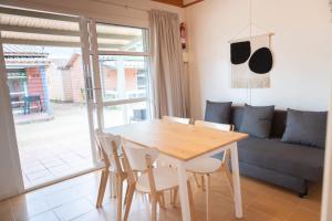 een eetkamer met een tafel en stoelen en een bank bij Camping Del Mar in Malgrat de Mar