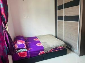 uma pequena cama num quarto com um espelho em NO 5 NAZIRIN HOMESTAY Tmn Desa Manjung em Lumut