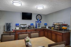 una habitación con un bar con un reloj en la pared en Best Western Aquia Quantico, en Stafford