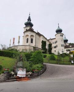 Urlaub in Schlossnähe في Artstetten: مبنى ابيض كبير و فوقه قباب