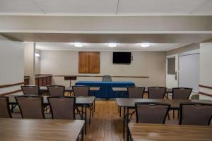 una habitación con mesas, sillas y una mesa azul en Best Western Aquia Quantico, en Stafford