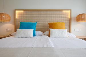 Кровать или кровати в номере Hotel Apartamentos Cala Santanyi