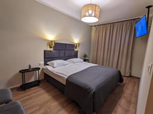 um quarto com uma cama grande e uma cadeira em Two bedrooms, close to the center, fully equipped! em Cracóvia