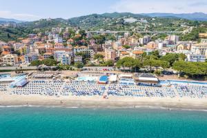 una vista aérea de una playa con multitud de personas en Hotel San Michele, en Celle Ligure