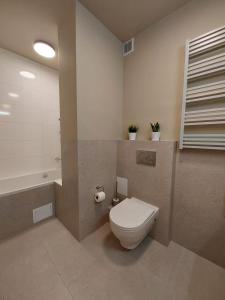 uma casa de banho com um WC, um lavatório e uma banheira em Two bedrooms, close to the center, fully equipped! em Cracóvia