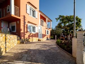 Το κτήριο όπου στεγάζεται  η παραθεριστική κατοικία
