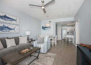 een woonkamer met een bank en een tafel bij Phoenix V 1404 in Orange Beach