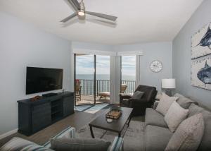 een woonkamer met een bank en een flatscreen-tv bij Phoenix V 1404 in Orange Beach