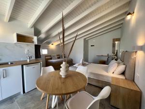 a kitchen and living room with a table and a bed at Issos Residence in Agios Georgios