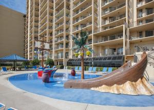 een groot zwembad met een glijbaan voor een gebouw bij Phoenix V 1404 in Orange Beach