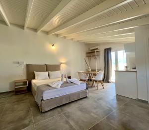 een slaapkamer met een bed en een tafel. bij Issos Residence in Agios Georgios