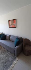 1 sofá y 1 silla en la sala de estar. en Apartamentai PAlanga en Palanga