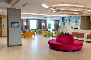 um grande átrio com um grande sofá vermelho no meio de uma sala em Questa Thermal & Spa Hotel em Eskisehir