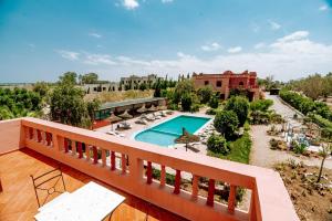 uma vista a partir da varanda de uma villa com piscina em RIAD LES DEUX MONDES em Essaouira