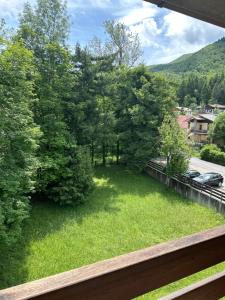 desde el balcón de un patio con árboles en Villa AnRo en Vidiciatico