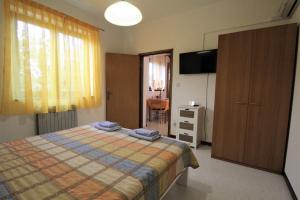 sypialnia z łóżkiem, komodą i telewizorem w obiekcie Apartments Graziella Zambratija w mieście Zambratija