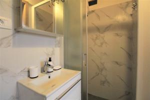 W łazience znajduje się umywalka i prysznic. w obiekcie Apartments Graziella Zambratija w mieście Zambratija