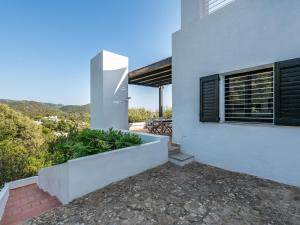 Una casa blanca con una ventana en el costado. en Maison Raffaello - Exclusive villa with sea view, en Geremèas