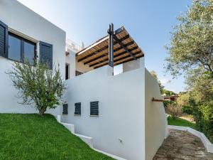 Casa blanca con techo de madera en Maison Raffaello - Exclusive villa with sea view, en Geremèas