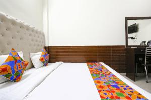 Postel nebo postele na pokoji v ubytování FabHotel The Lazeez