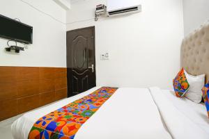Postel nebo postele na pokoji v ubytování FabHotel The Lazeez