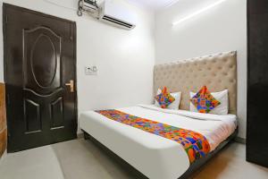 Postel nebo postele na pokoji v ubytování FabHotel The Lazeez