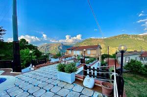 PapasideroにあるinLao The holiday homeの山の景色を望む家のバルコニー