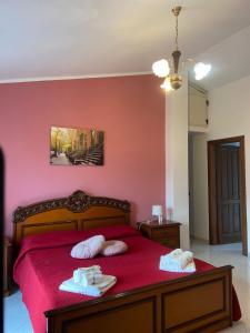 PapasideroにあるinLao The holiday homeのベッドルーム1室(赤いベッド1台、タオル2枚付)