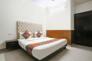 Postel nebo postele na pokoji v ubytování FabHotel The Lazeez