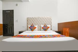 Postel nebo postele na pokoji v ubytování FabHotel The Lazeez