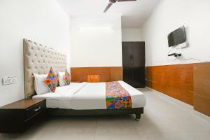 Postel nebo postele na pokoji v ubytování FabHotel The Lazeez