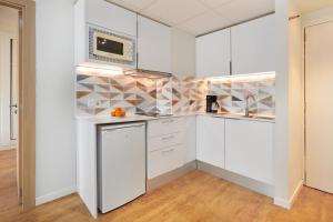 Кухня или мини-кухня в Hotel Apartamentos Cala Santanyi

